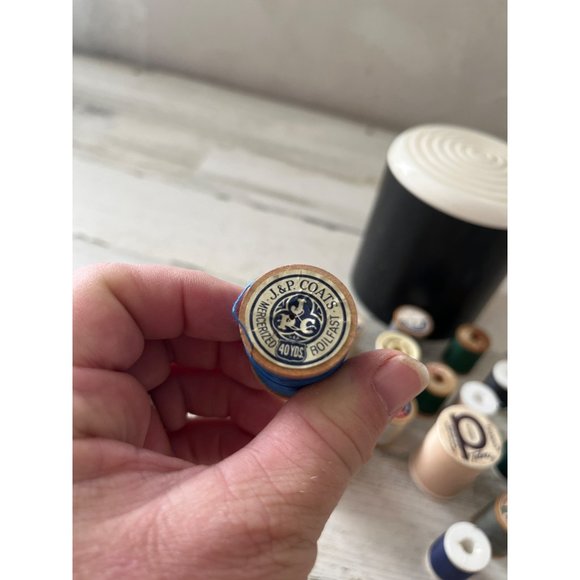 Container of miscellaneous thread - Picture 2 of 7